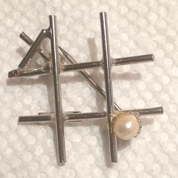 Jewelry - Sterling tic tac toe brooch w/pearl, vintage